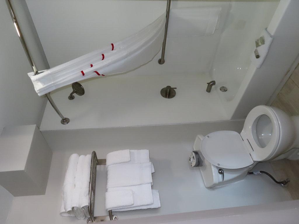 Red Roof Plus+ & Suites エリー エクステリア 写真