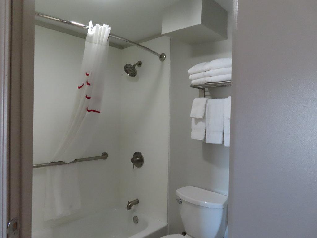 Red Roof Plus+ & Suites エリー エクステリア 写真