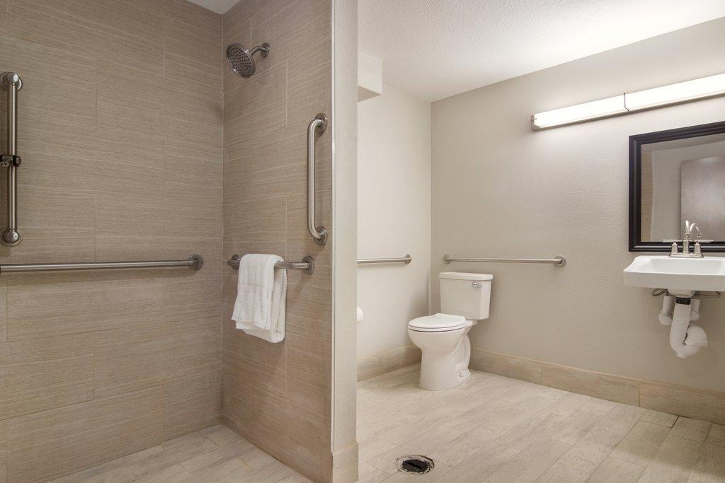 Red Roof Plus+ & Suites エリー エクステリア 写真